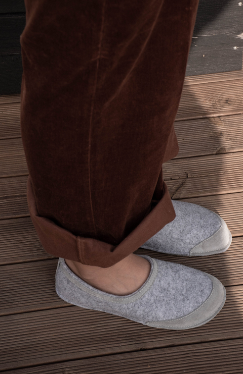 Zapatillas cómodas para pies de adulto en color gris - Omaking