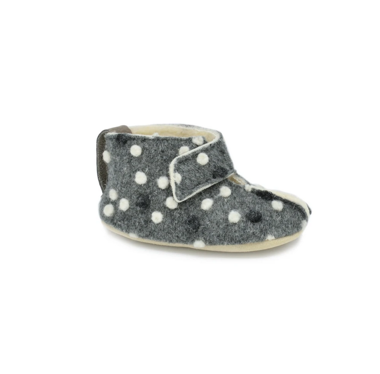 Pantuflas respetuosas para los piececitos del Niño Gris - Omaking