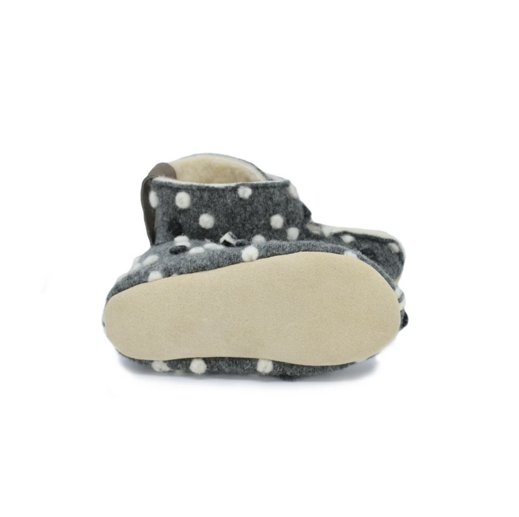 Pantuflas respetuosas para los piececitos del Niño Gris - Omaking