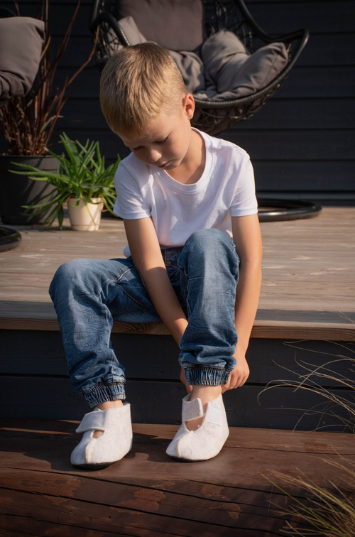 Zapatillas blancas respetuosas con los pies del niño - Omaking