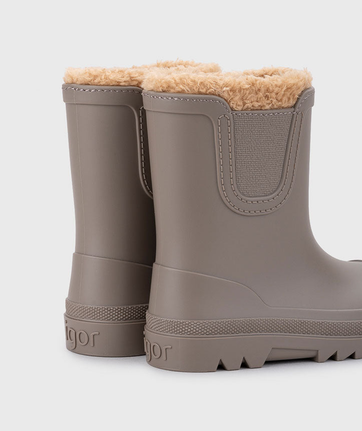 Botas impermeables que respetan los pies de los niños - Igor Yogi Cuello Marino