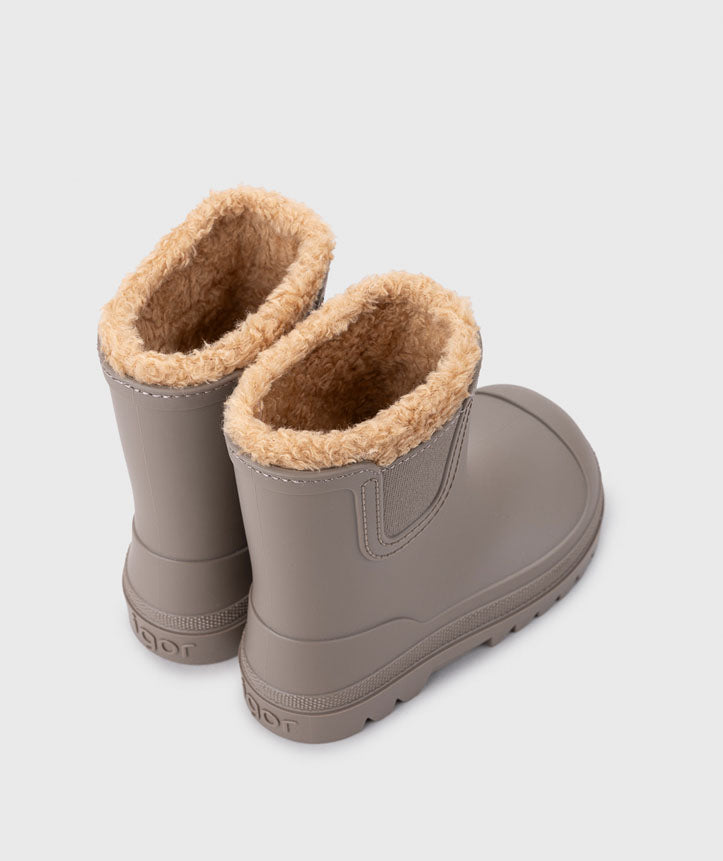 Botas impermeables que respetan los pies de los niños - Igor Yogi Cuello Marino
