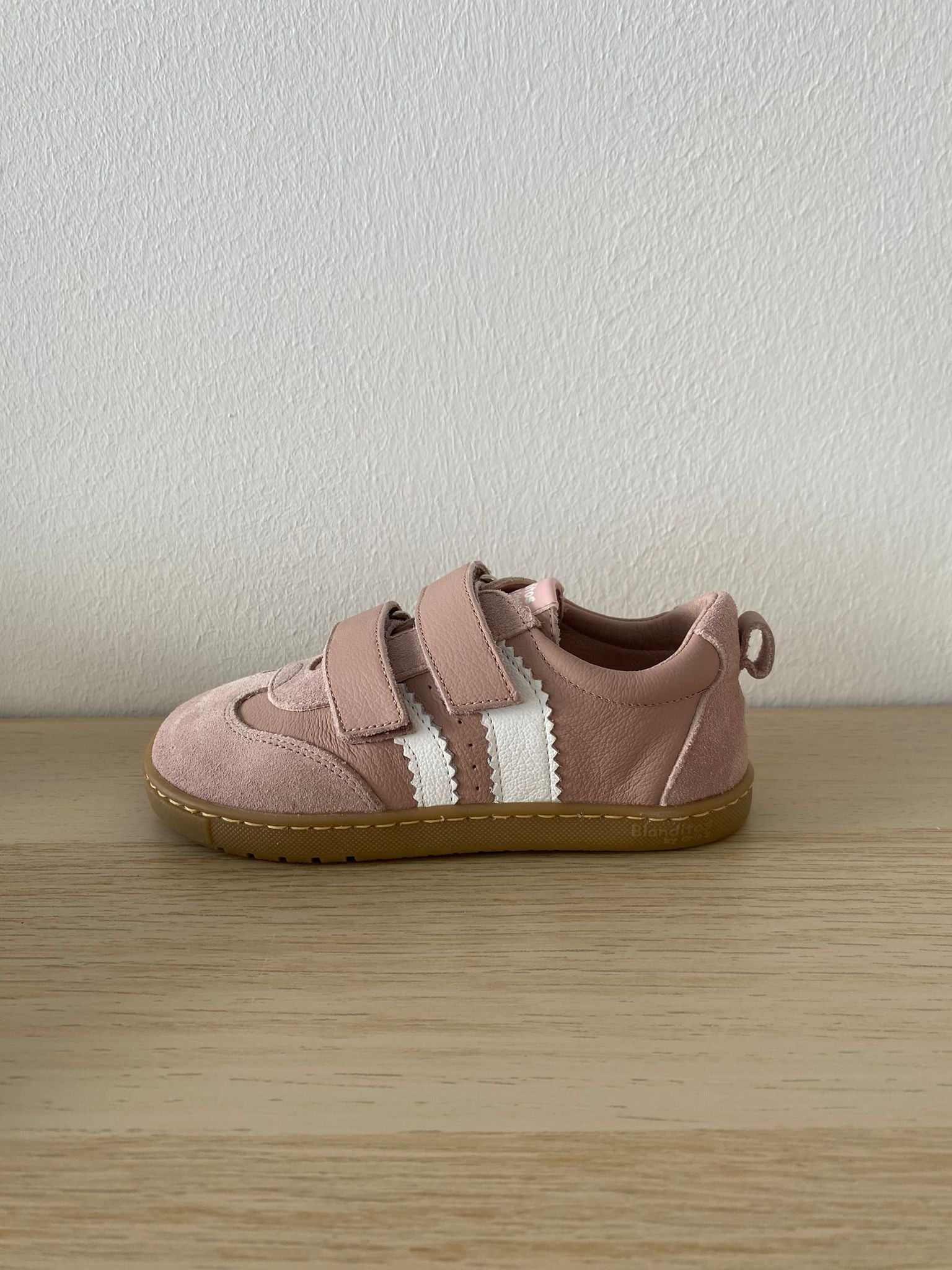 Calzado deportivo que respeta los pies de los niños - Blanditos Delfin Rosa