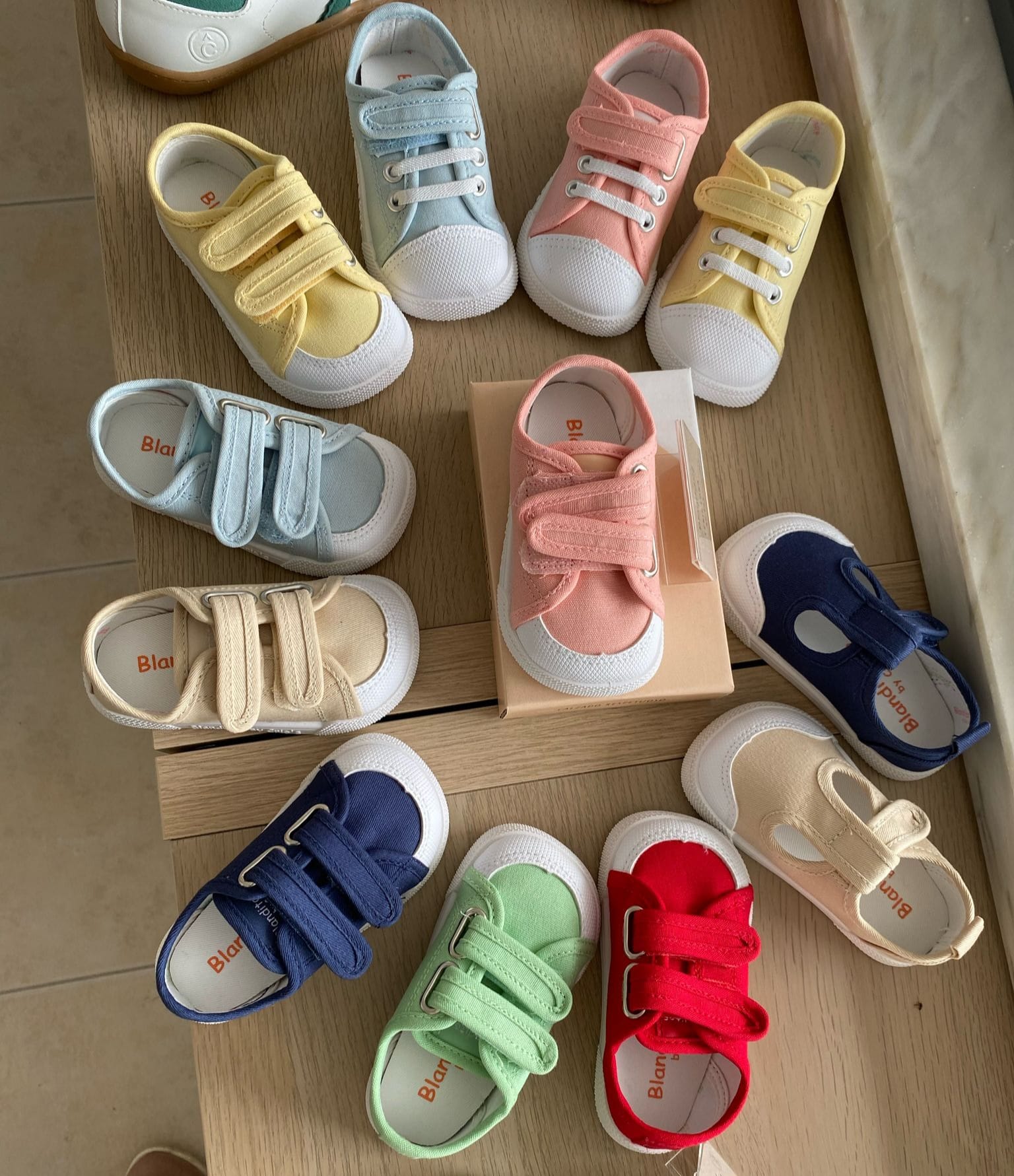 Zapatillas de lona que respetan los pies de los niños - Blanditos Guinda Beige