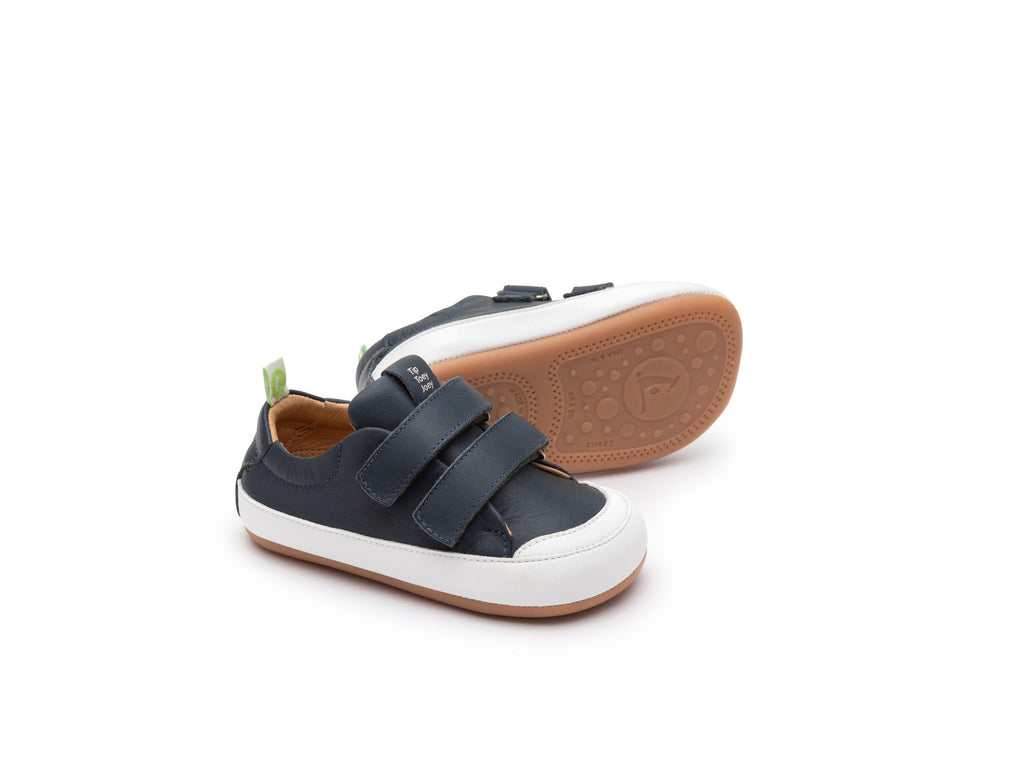 Zapatillas Tip Toey Joey Bossy para niños en azul marino y blanco