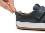 Zapatillas Tip Toey Joey Bossy para niños en azul marino y blanco