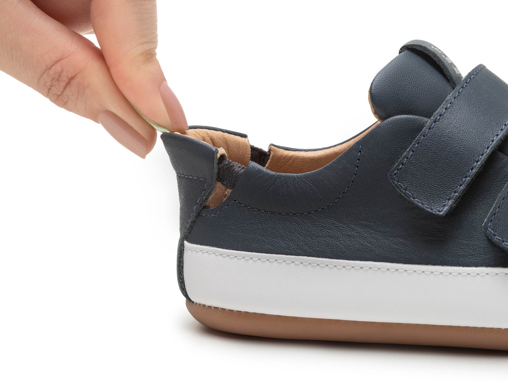 Zapatillas Tip Toey Joey Bossy para niños en azul marino y blanco