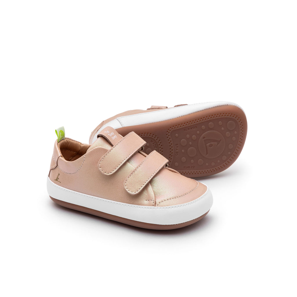 Zapatillas Tip Toey Joey Bossy para niños en azul marino y blanco