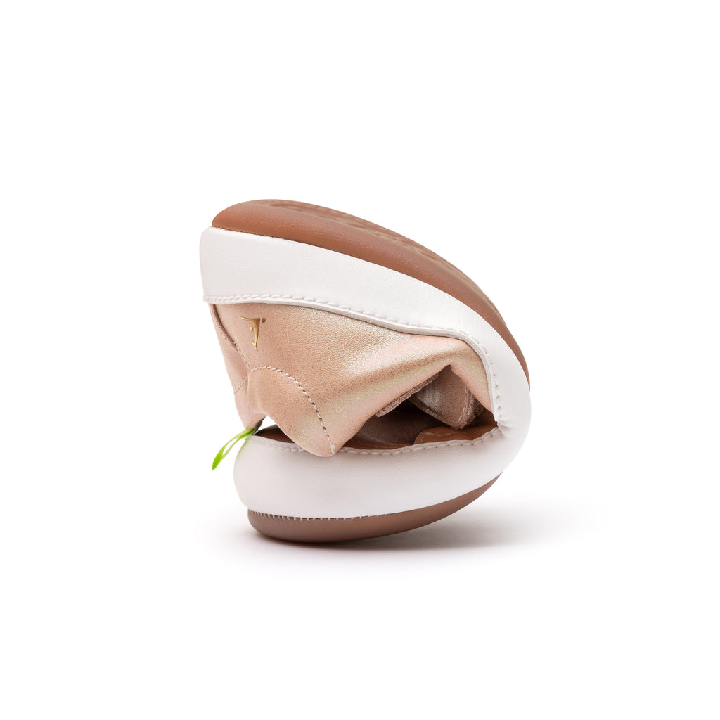 Zapatillas Tip Toey Joey Bossy para niños en azul marino y blanco