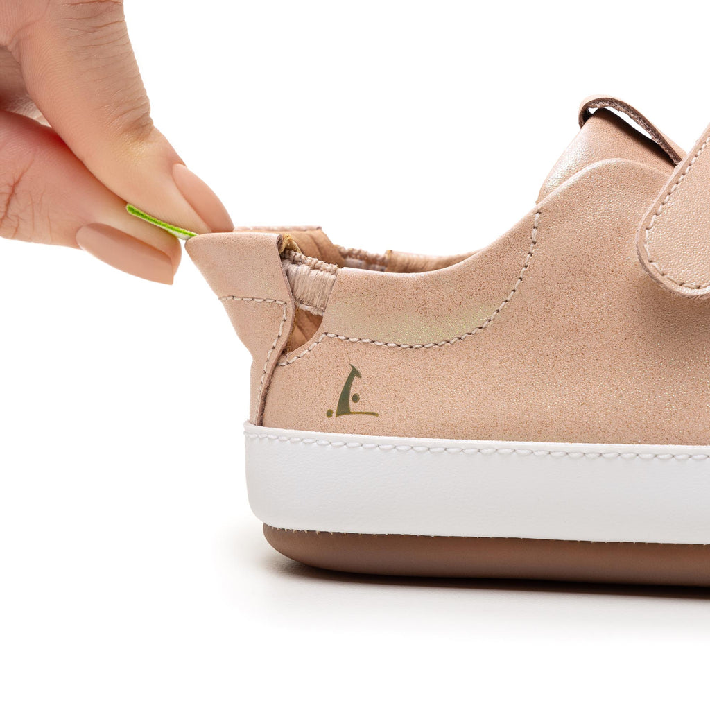 Zapatillas Tip Toey Joey Bossy para niños en azul marino y blanco