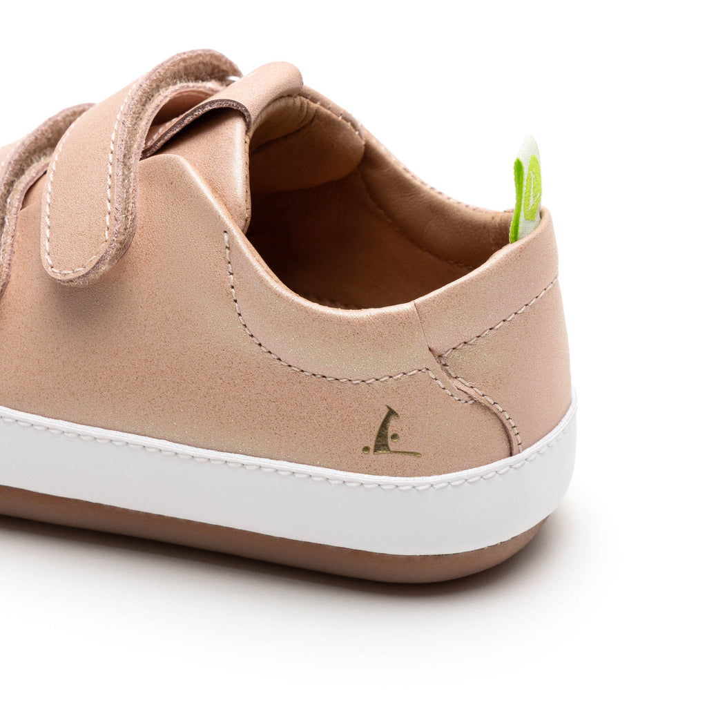 Zapatillas Tip Toey Joey Bossy para niños en azul marino y blanco