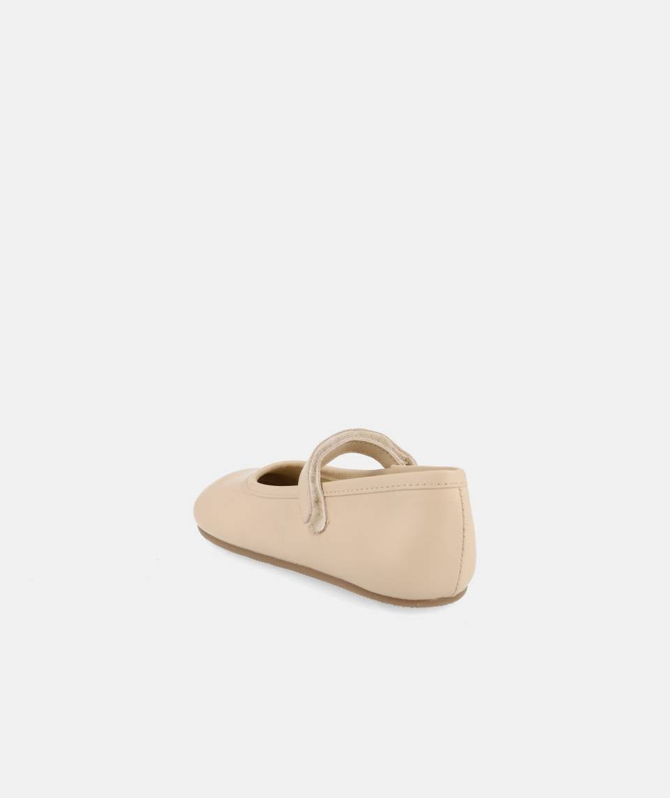 Sabrina respetuosa con los pies de los niños - Blanditos Ballet Arena