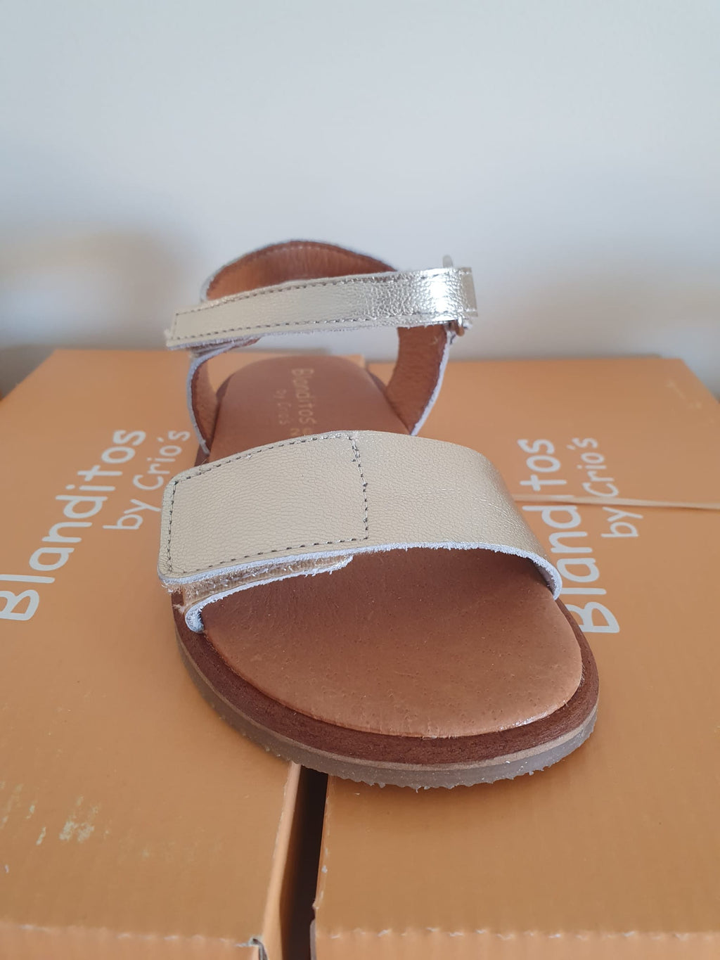 Sandalia Creta que respeta los pies de los niños - Blanditos Dourada 