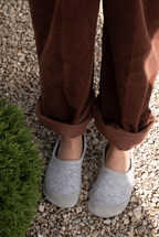 Zapatillas cómodas para pies de adulto en color gris - Omaking 