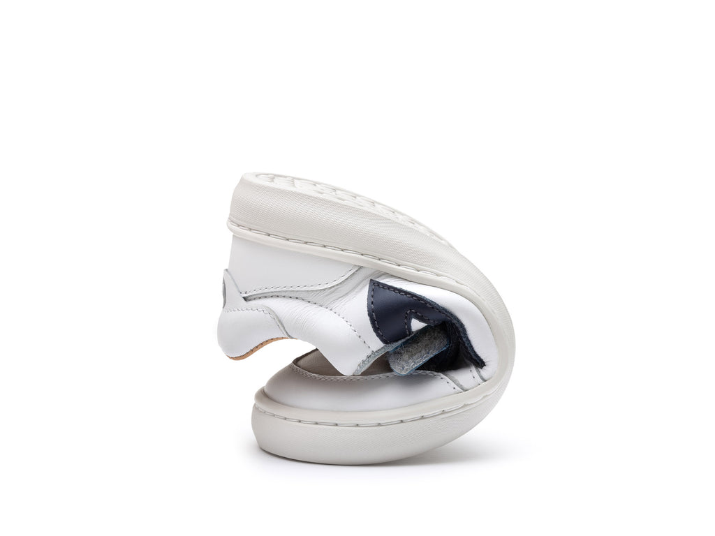 Zapatillas Tip Toey Joey para niños, cómodas para los pies, en blanco Landy y azul marino ceniza 