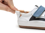 Zapatillas Tip Toey Joey para niños, cómodas para los pies, en blanco Landy y azul marino ceniza